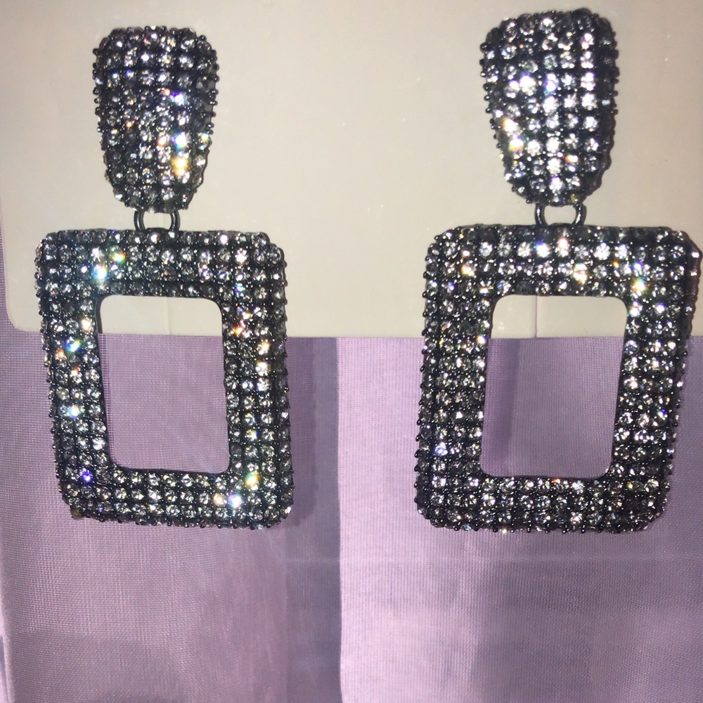 Gorgeous Rhinestone Pendant Earring - Picture 3 of 3